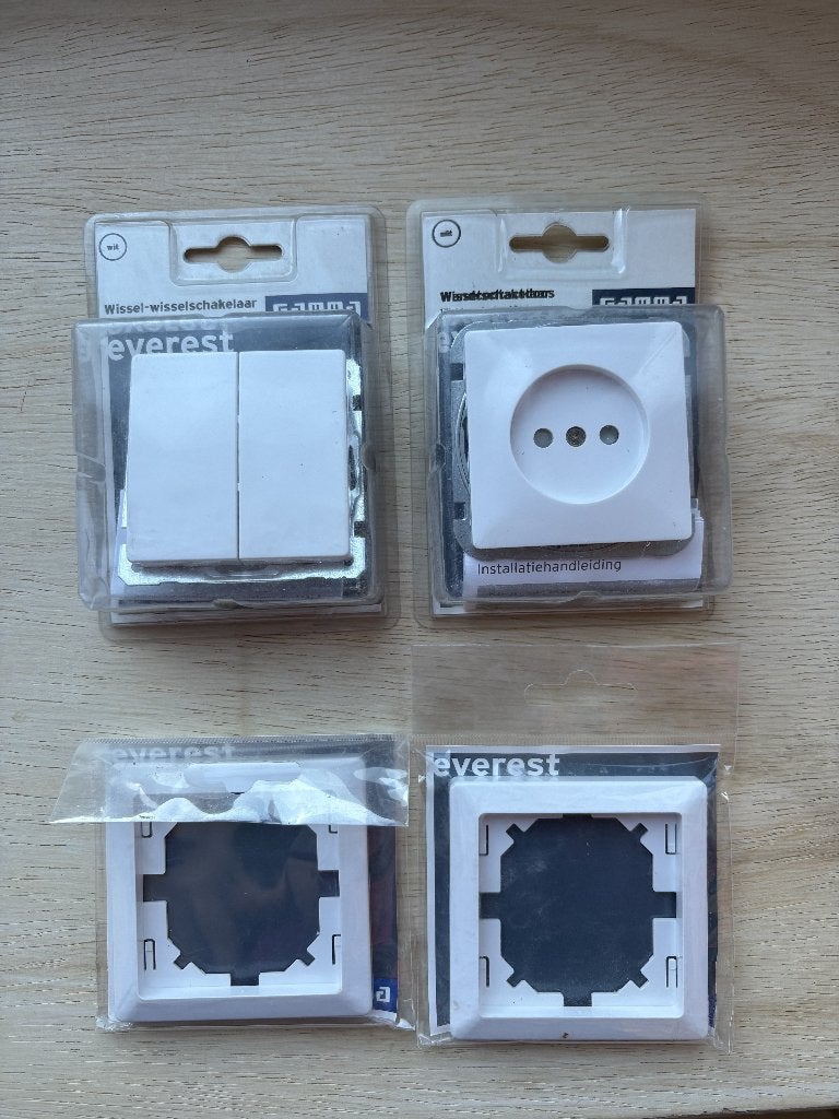4x Elektra - wisselschakelaar, stopcontact en afdekraam, Ophalen of Verzenden, Nieuw, Gamma, Overige typen