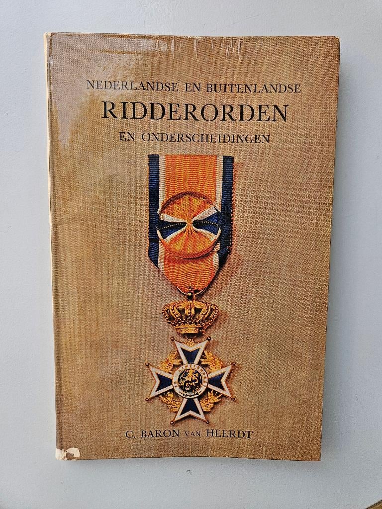 medaille boek Nederlandse buitenlandse ridderorden KROON, Ophalen of Verzenden, Landmacht, Nederland, Lintje, Medaille of Wings