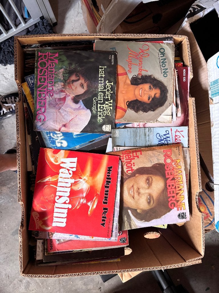2 bananen dozen met Duitse singles, Gebruikt, Wereldmuziek, 7 inch, Ophalen of Verzenden