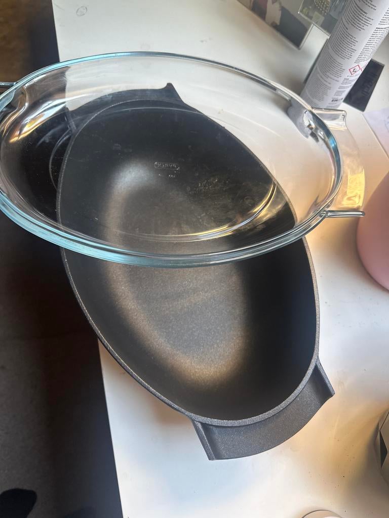 Nieuwe gietijzeren braadslede met glazen deksel, Huis en Inrichting, Keuken | Potten en Pannen, Ophalen of Verzenden, Nieuw, Gietijzer