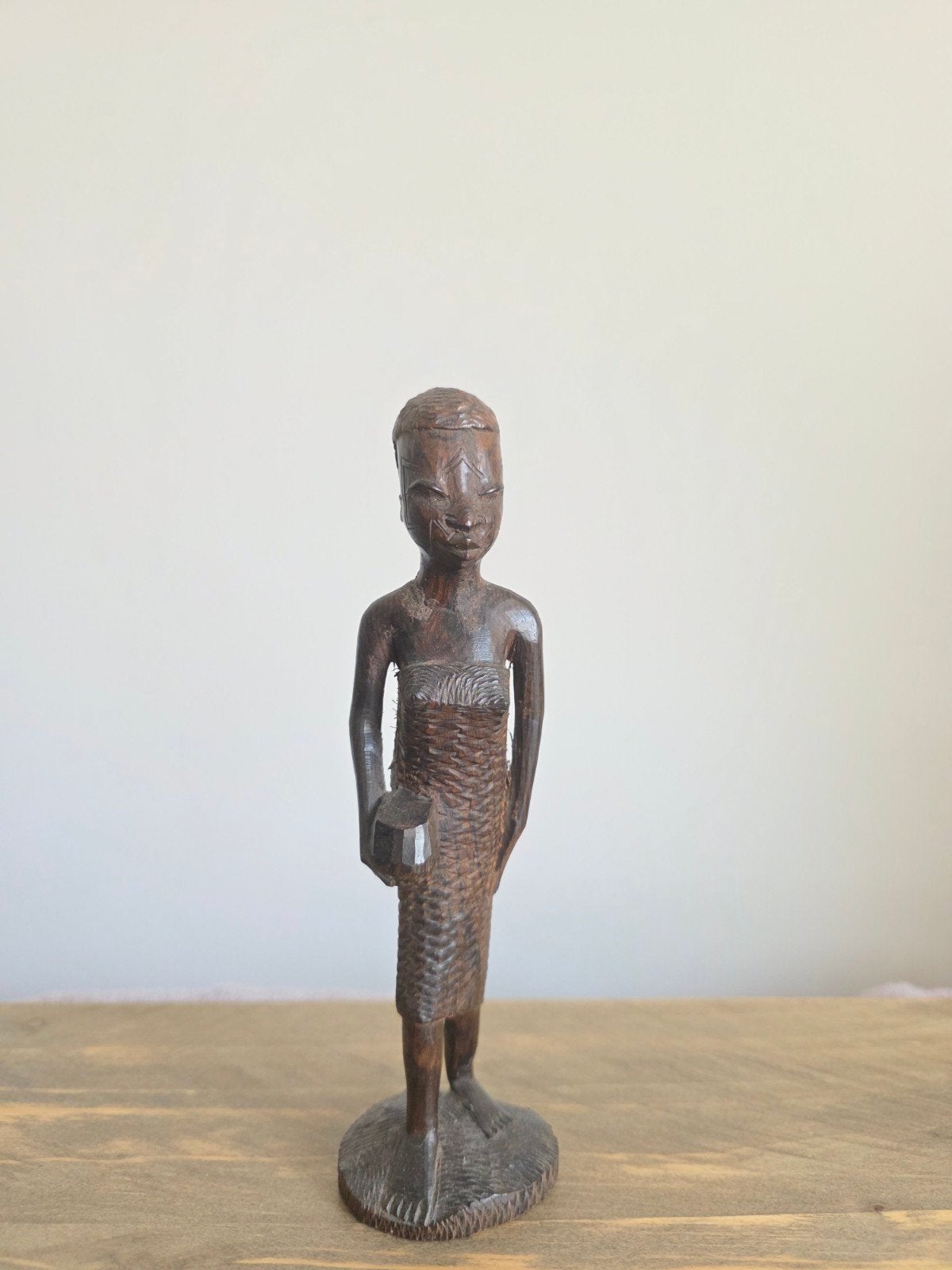 Vintage Afrikaans beeldje van een vrouw, Ophalen of Verzenden, Handgemaakt, 20 - 50 cm, Beeld