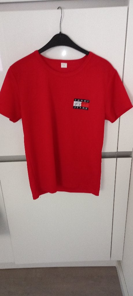 Tommy Hilfiger rood shirt maat M., Maat 38/40 (M), Ophalen of Verzenden, Zo goed als nieuw, Korte mouw