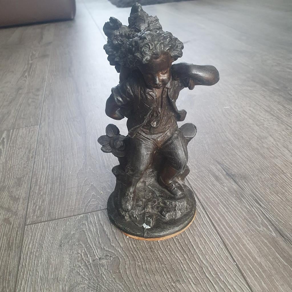 Bronzen beeldje van een jongen met druiven, Antiek en Kunst, Ophalen