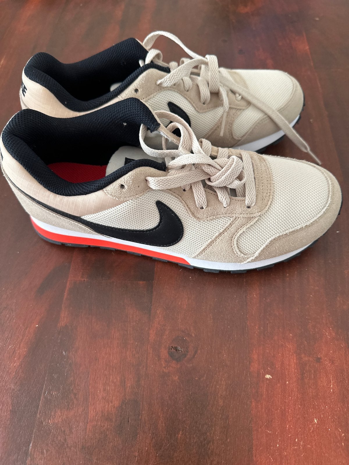 Nike MD Runner 2 sneakers  maat 40 - Beige/Zwart/Rood, Ophalen of Verzenden, Zo goed als nieuw, Beige, Sneakers of Gympen