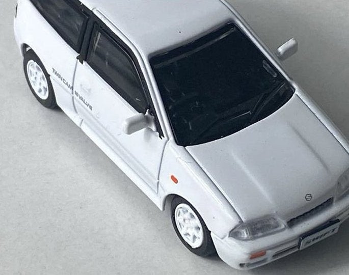 1:64 SUZUKI Swift “twin  cam” 16V-in OVP ( white version), Ophalen of Verzenden, Nieuw, Auto, Overige merken
