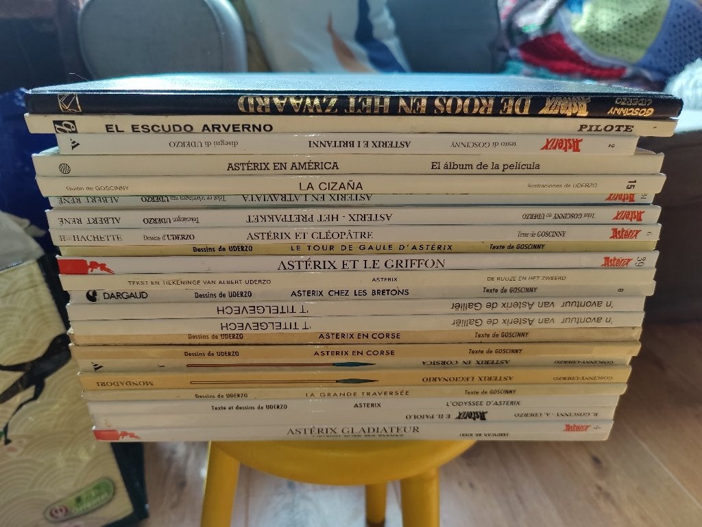 Asterix hardcovers in diverse talen (Spa, Ita, Fra, Du, Lat), Boeken, Meerdere stripboeken, Ophalen of Verzenden, Gelezen