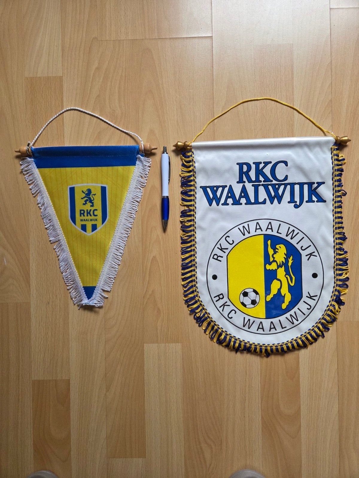 RKC Waalwijk.  2 Vanen. Zie foto's,  lees info., Verzamelen, Ophalen of Verzenden, Overige binnenlandse clubs