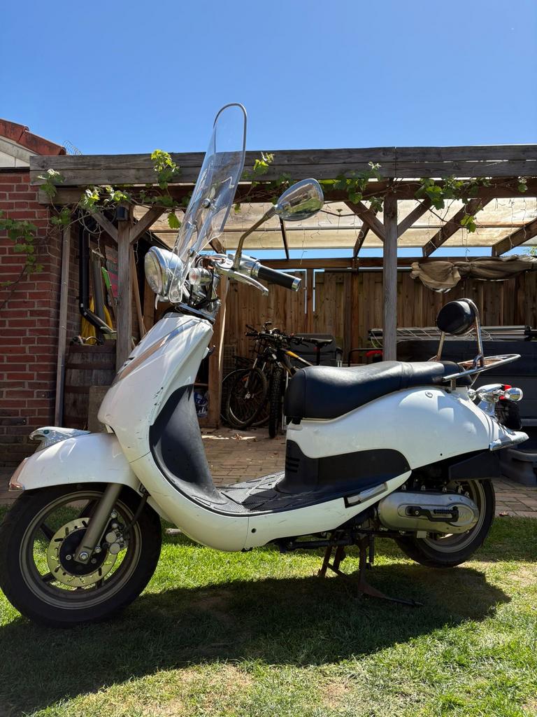 Sym retroscooter wit, Ophalen, Gebruikt, Overige modellen, Maximaal 45 km/u