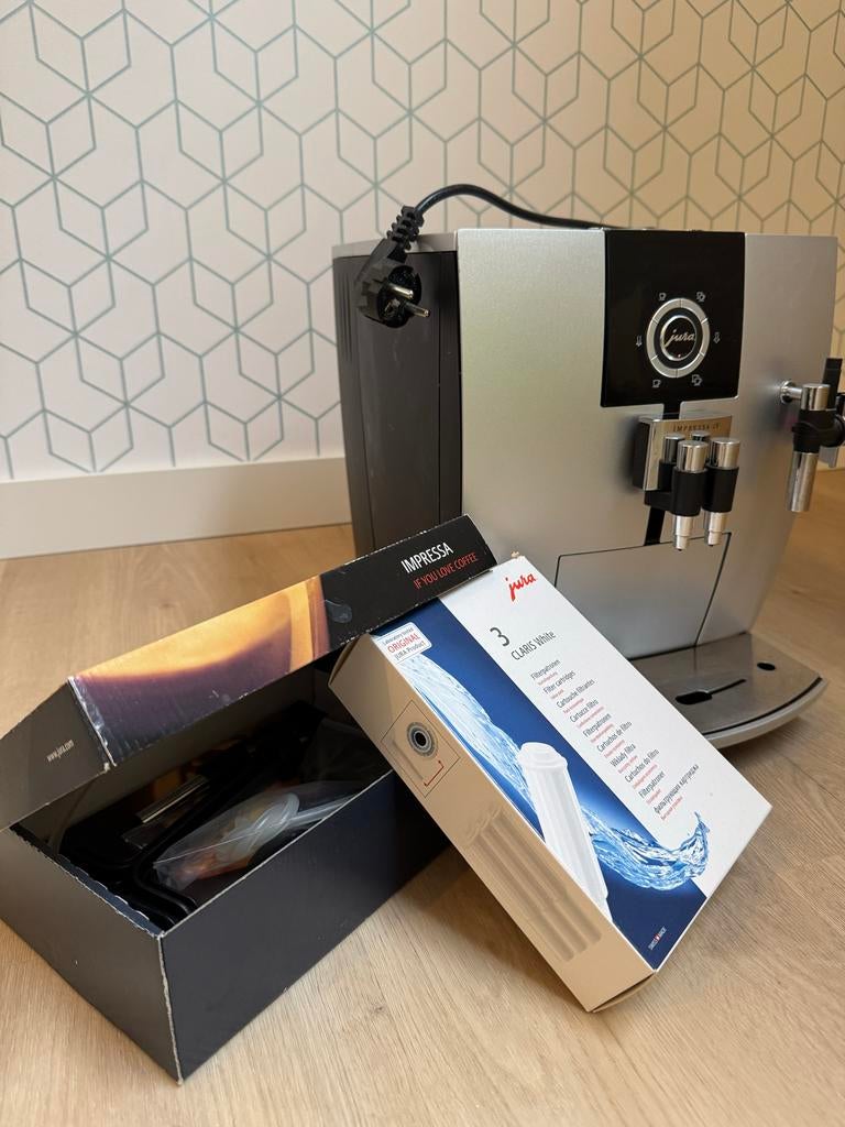 Jura Impressa J5 koffiemachine (donor app - maalmolen kapot), Witgoed en Apparatuur, Koffiezetapparaten, Ophalen, Gebruikt, Koffiemachine