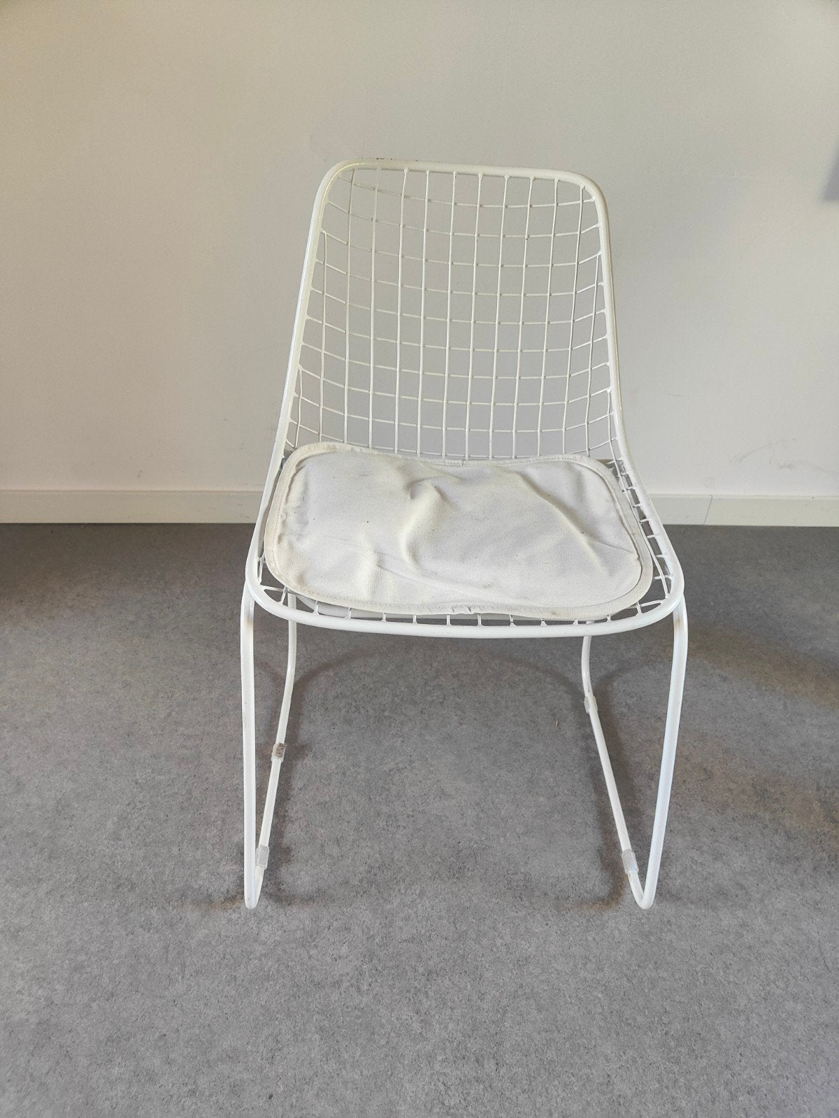 Witte metalen stoel met kussen, Gebruikt, Wit, Ophalen of Verzenden, Metaal