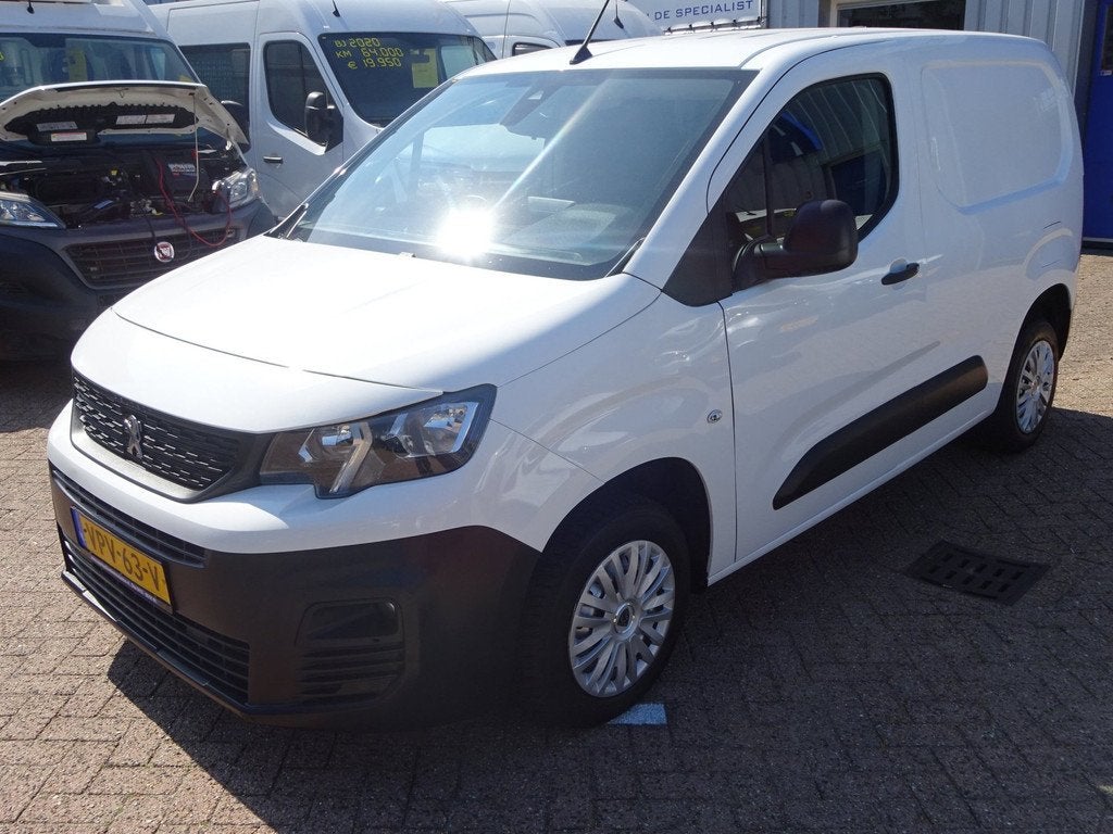 Peugeot Partner 1.2 PureTech Pro BENZINE AIRCO NAVI CRUISE C, Auto's, Bestelauto's, Voorwielaandrijving, Gebruikt, 1199 cc, Wit