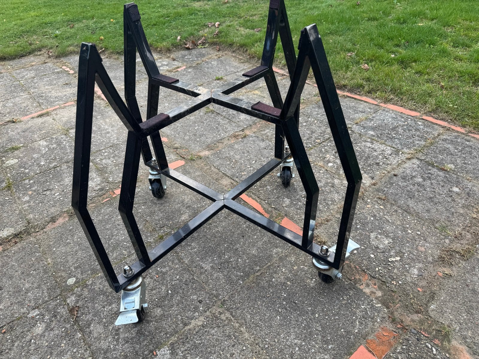 Grill Guru Kamado Onderstel 21 inch met Zwenkwielen, Ophalen, Gebruikt