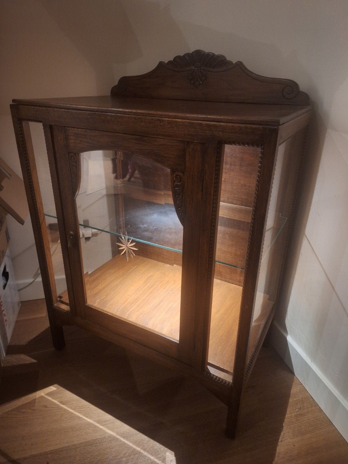 Antieke vitrinekast met glas en houtsnijwerk, Ophalen