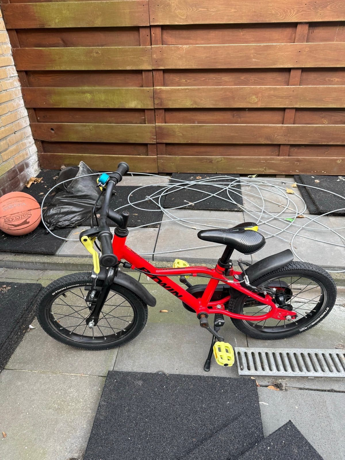 B'Twin Kinderfiets Rood - 16 inch, Ophalen, Gebruikt, Velgrem, 16 tot 20 inch