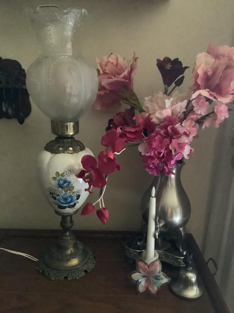 Vintage tafellamp, kapje is van Melkglas ( in mooie staat), Huis en Inrichting, Lampen | Tafellampen, Gebruikt, Ophalen