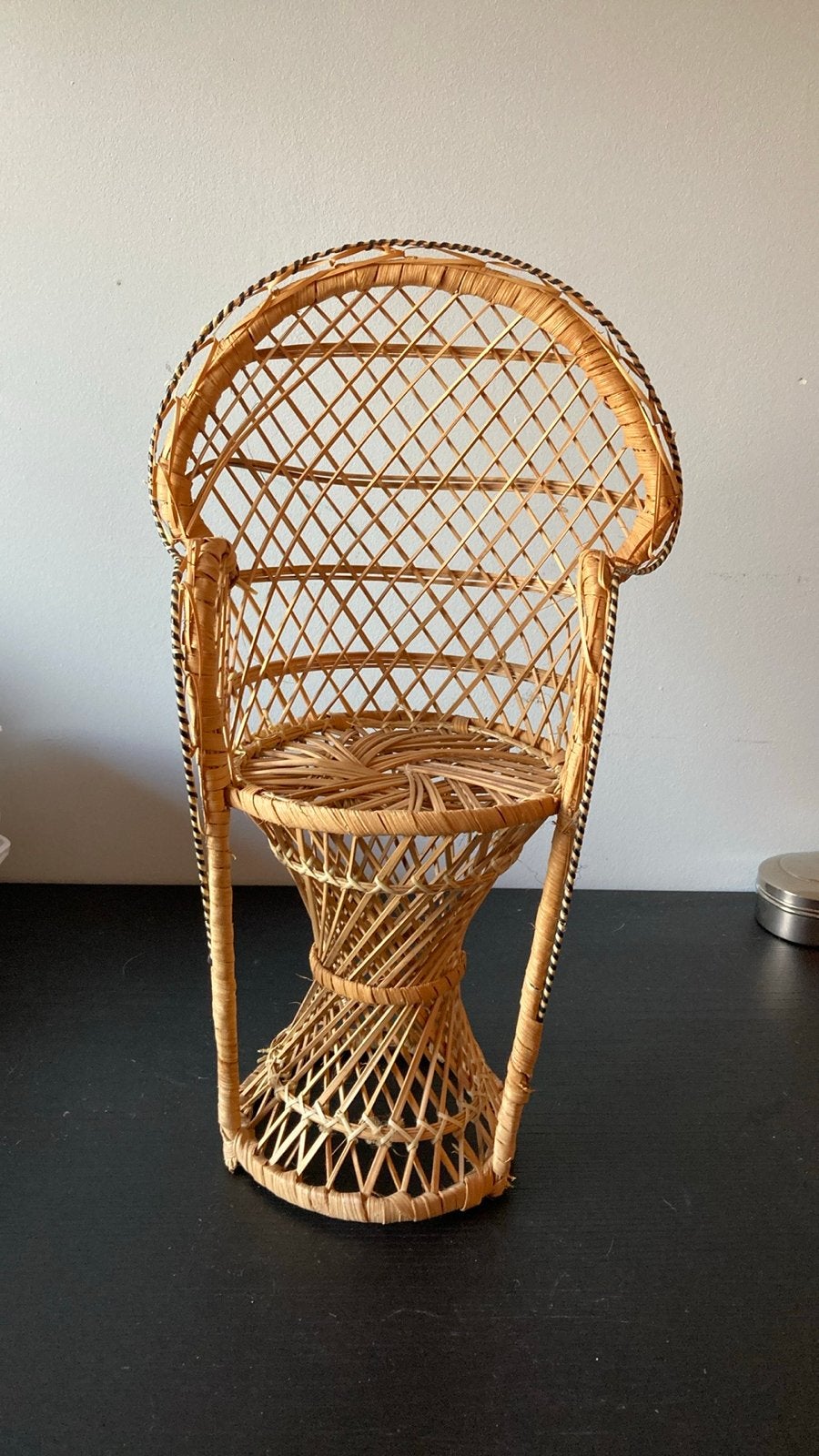 Vintage rotan pauwenstoel miniatuur - 48 cm hoog, Ophalen of Verzenden