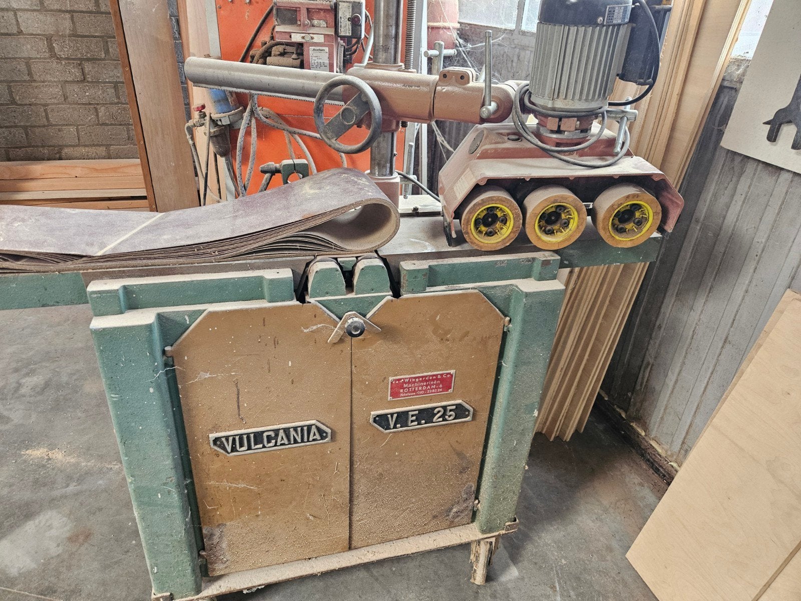 Vulcania V.E. 25 Schuurmachine met aanvoerapparaat, Ophalen