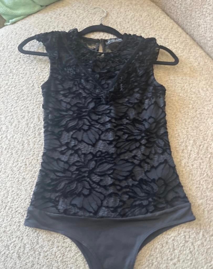Guess fluwelen kanten body zwart - XS, Zwart, Ophalen of Verzenden, Zonder mouw, Maat 34 (XS) of kleiner