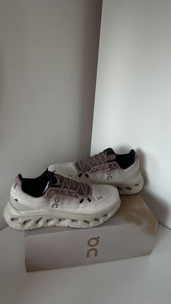 On Cloud schoenen, Kleding | Dames, Schoenen, Ophalen of Verzenden, Zo goed als nieuw, Overige kleuren, Sneakers of Gympen