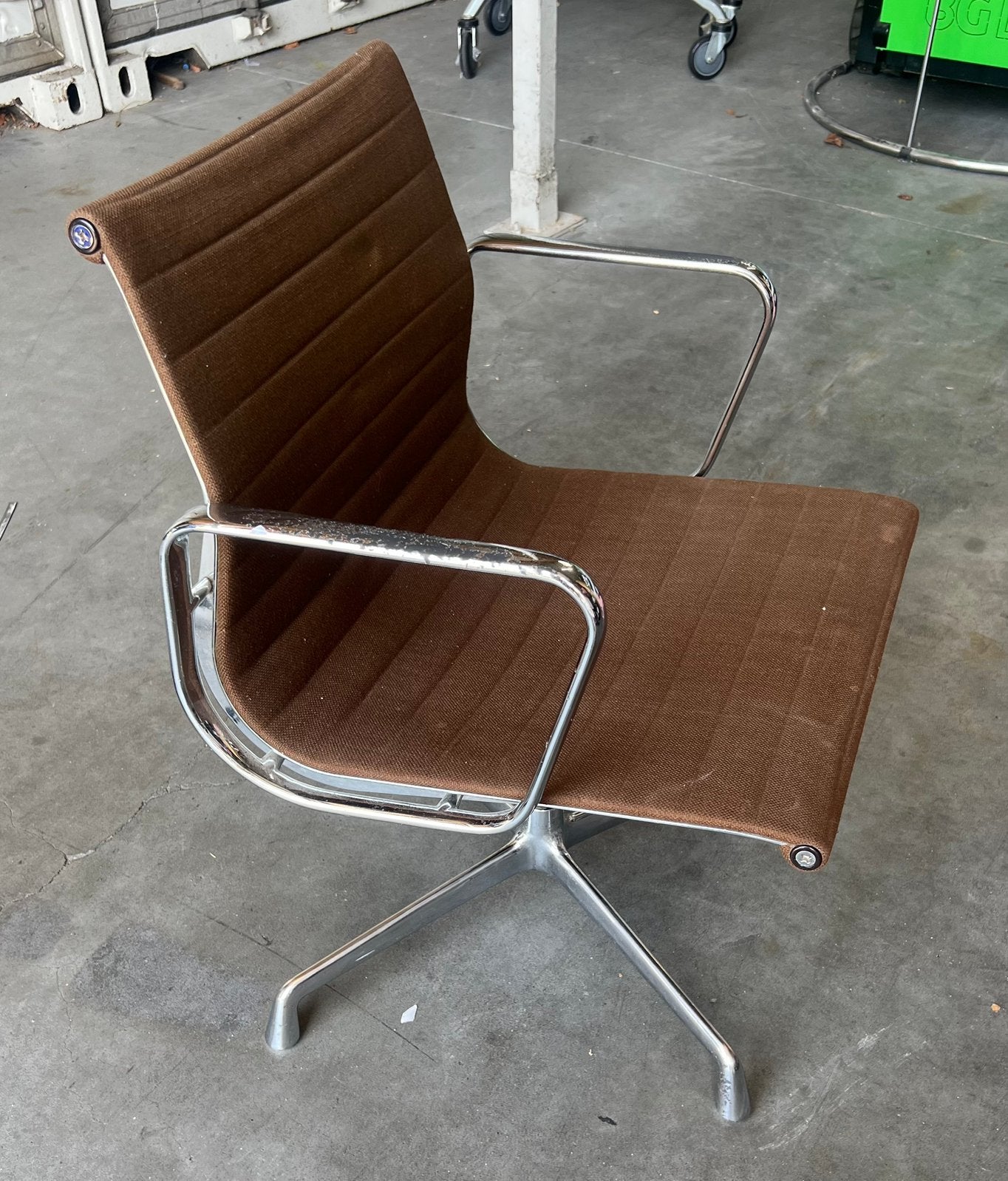 VITRA EAMES EA108 stoel bruin draaibaar, Huis en Inrichting, Stoelen, Ophalen, Gebruikt, Bruin, Design vintage