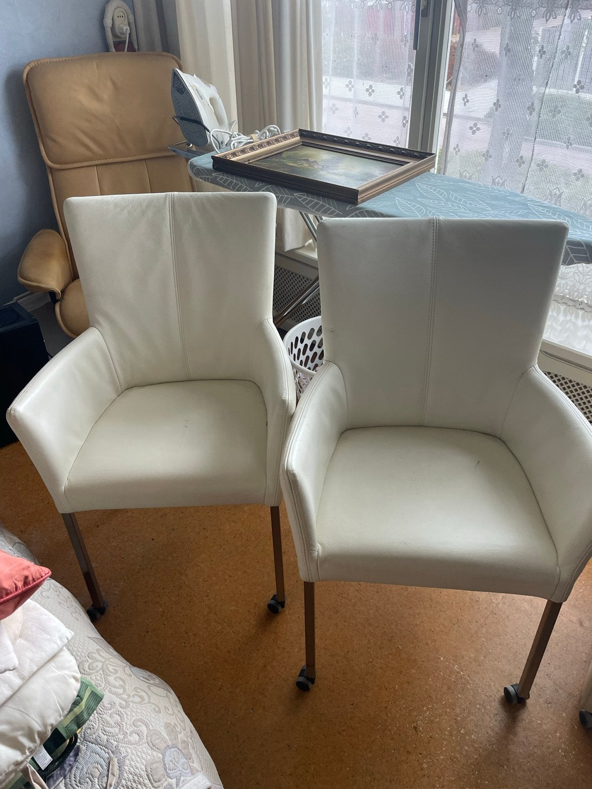 GRATIS Twee creme witte eetkamerstoelen op wieltjes, Ophalen, Gebruikt, Twee, Wit