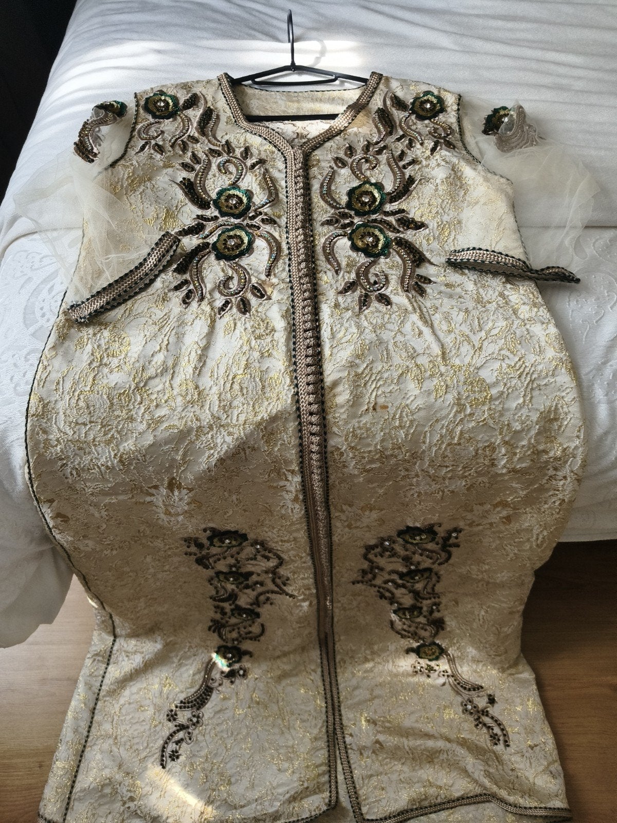 Goudkleurige Brokaat Caftan met Borduurwerk, Kleding | Dames, Ophalen of Verzenden, Zo goed als nieuw, Goud