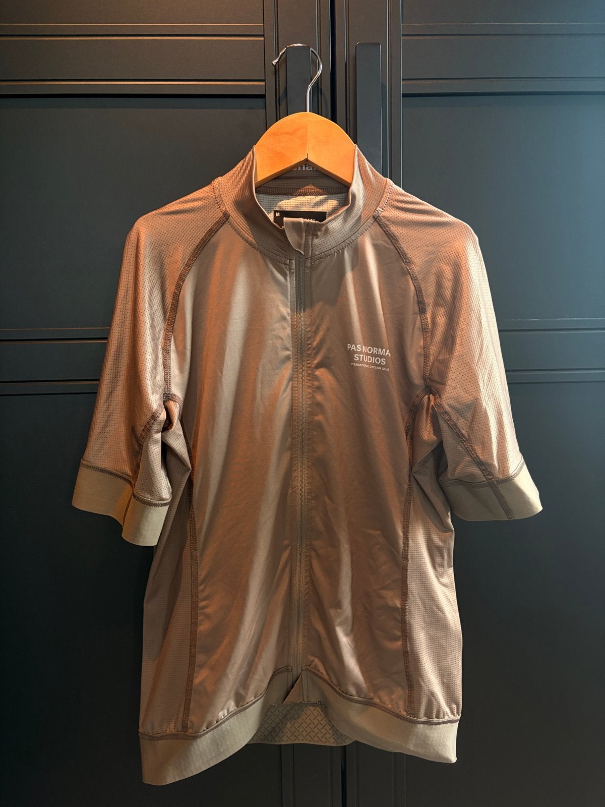 Pas Normal Studios Mechanism Jersey - Maat M, Maat 48/50 (M), Beige, Ophalen of Verzenden, Hardlopen of Fietsen