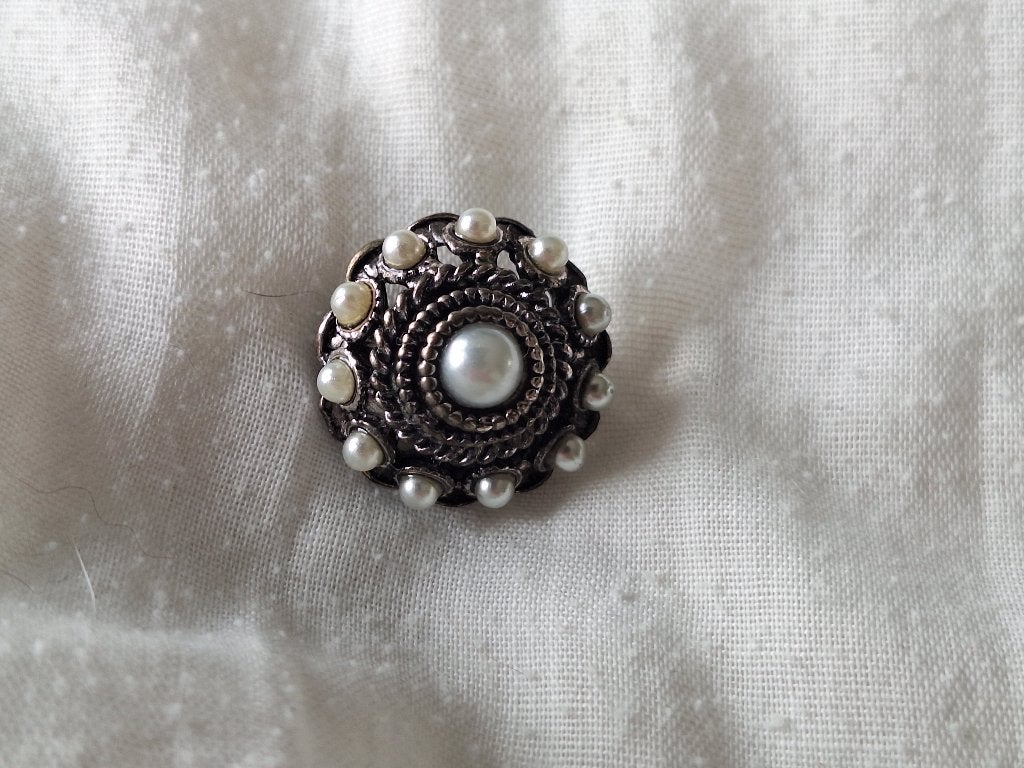 Verzilverde Zeeuwse knoop broche met pareltjes., Sieraden, Tassen en Uiterlijk, Antieke sieraden, Ophalen, Zilver, Broche, Met edelsteen