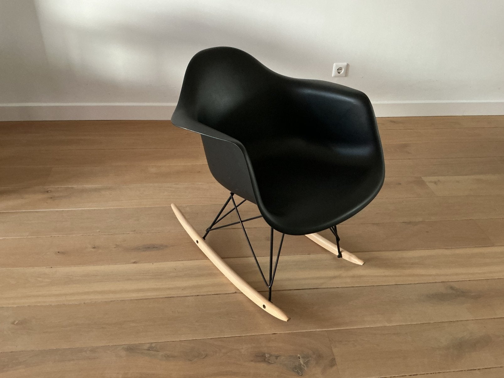 “Vitra Eames” schommelstoel zwart, Ophalen, Kunststof, Zwart, Zo goed als nieuw