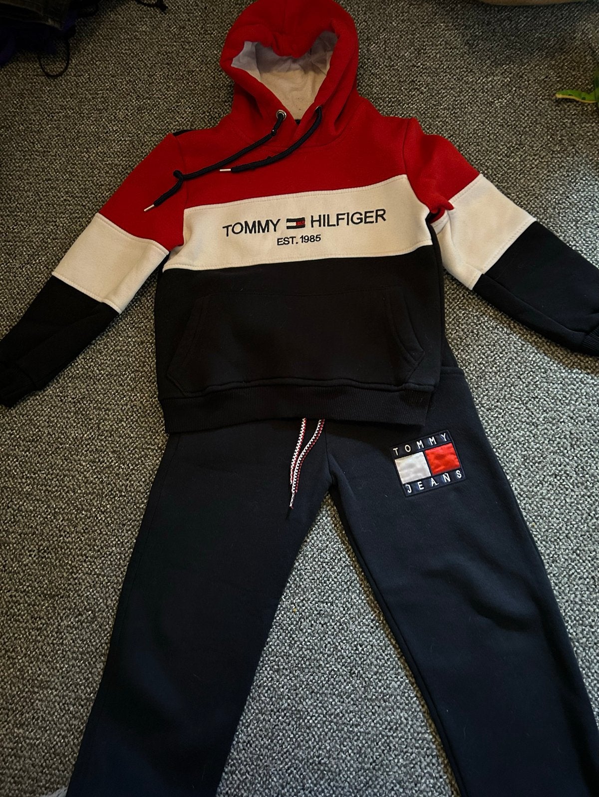 Tommy Hilfiger trainingspak met hoody maat 122/128, Ophalen of Verzenden, Gebruikt, Jongen, Setje
