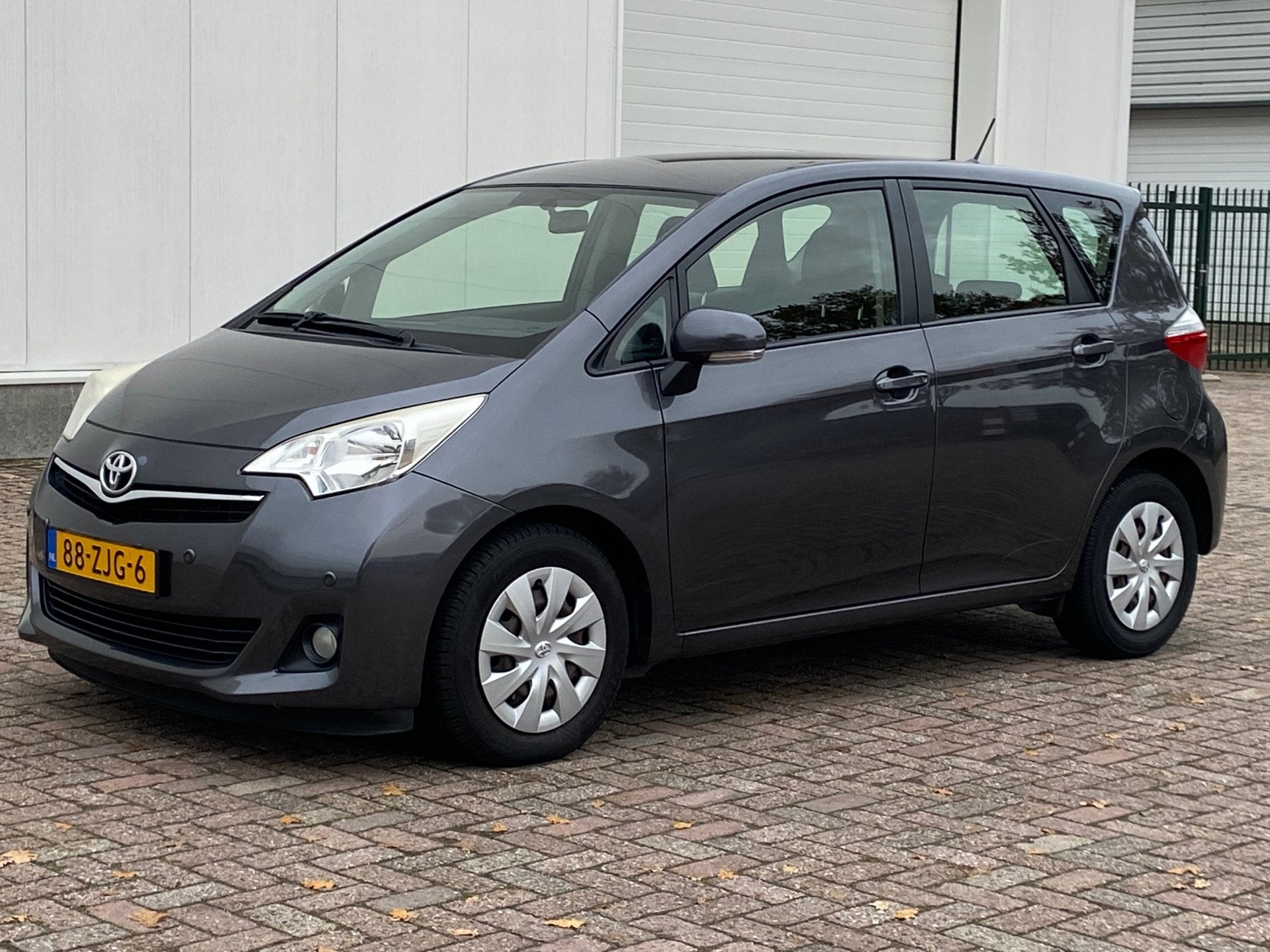 Toyota Verso-S 1.3 VVT-i Aspiration AUTOMAAT, Euro 5, Stof, Gebruikt, Zwart