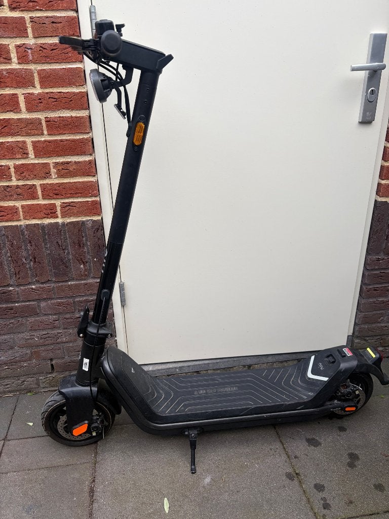 Niu 2 stuks elektrische step zwart en brons, Fietsen en Brommers, Ophalen, Zo goed als nieuw, Elektrische step (E-scooter), NIU
