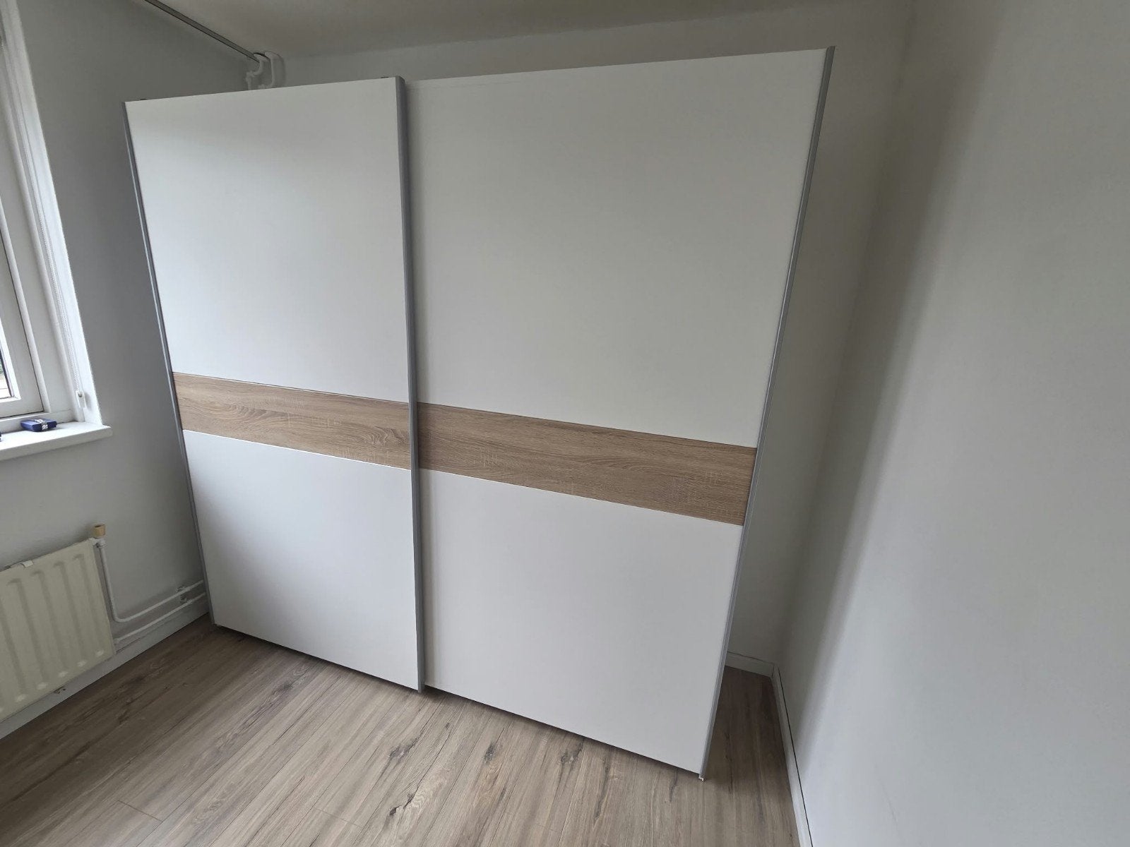 Moderne Schuifdeurkast - Wit met Houtaccent, Huis en Inrichting, Ophalen, Met deur(en), 200 cm of meer, Zo goed als nieuw
