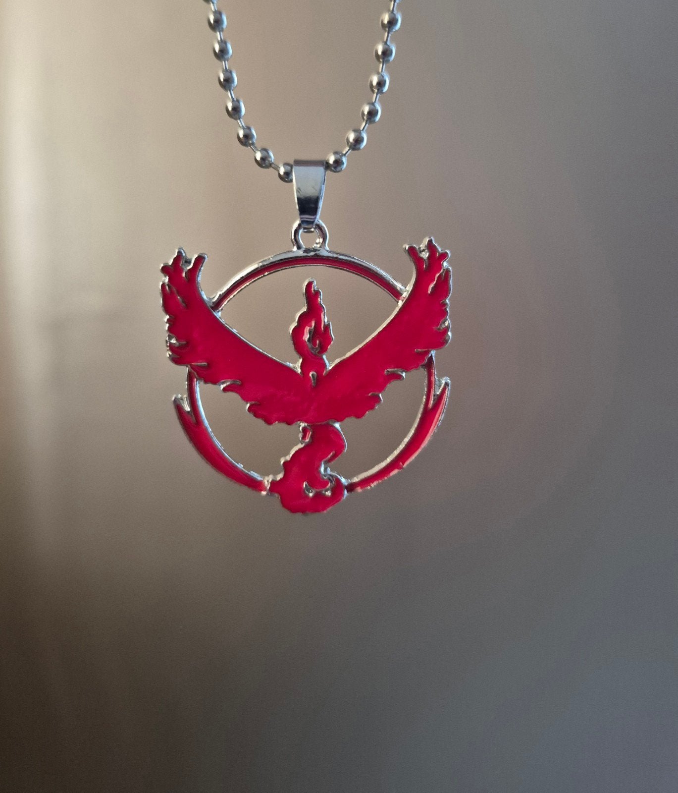 Pokémon Go Team(rood) Valor Medaillon Ketting, Ophalen of Verzenden, Zo goed als nieuw, Rood, Overige materialen