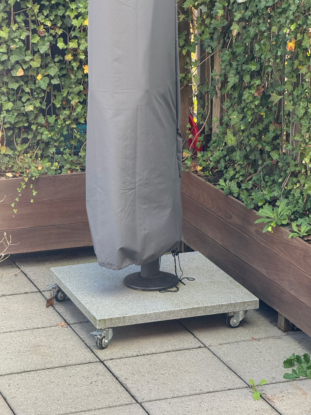 Twee sterke mannen gezocht – zware parasolvoet naar beneden, Tuin en Terras, Ophalen of Verzenden