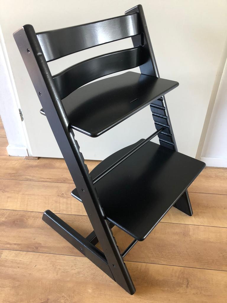 Nieuw model stokke tripp trapp kinderstoel zwart, Kinderen en Baby's, Ophalen, Zo goed als nieuw, Meegroeistoel