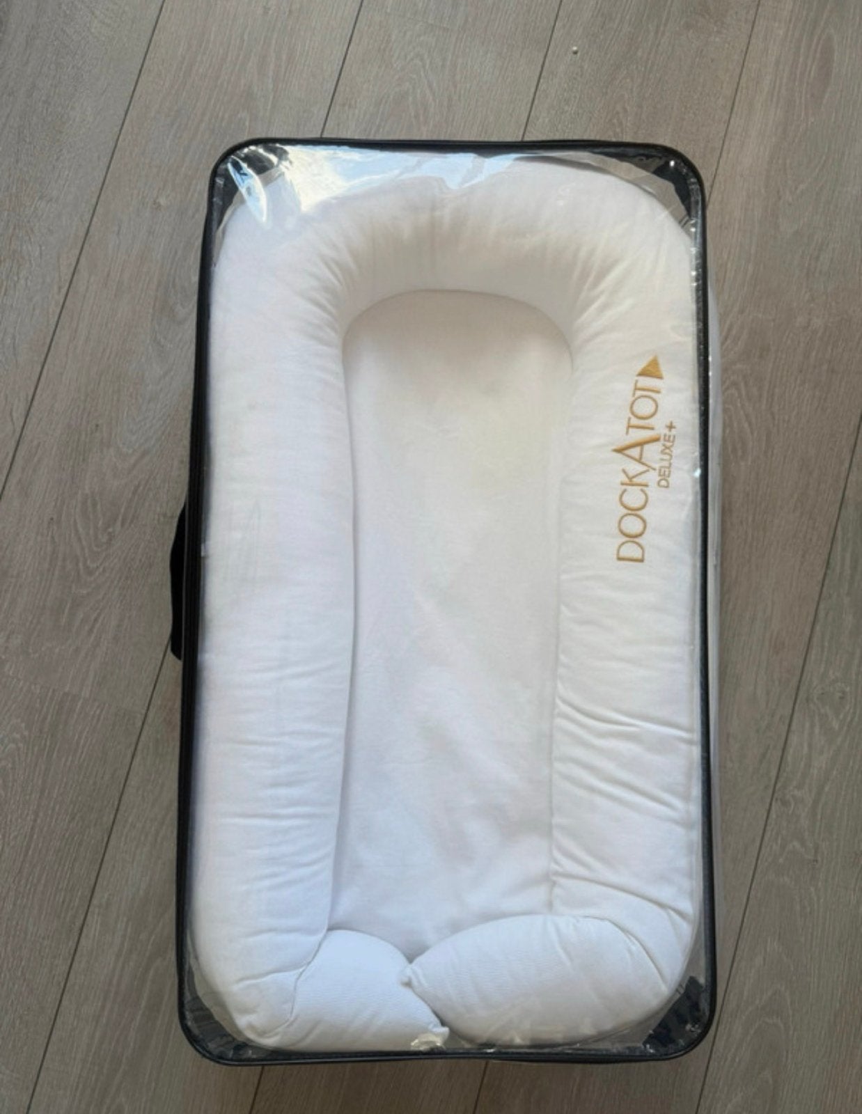 Dockatot Deluxe Babynest - Wit, Ophalen of Verzenden, Zo goed als nieuw