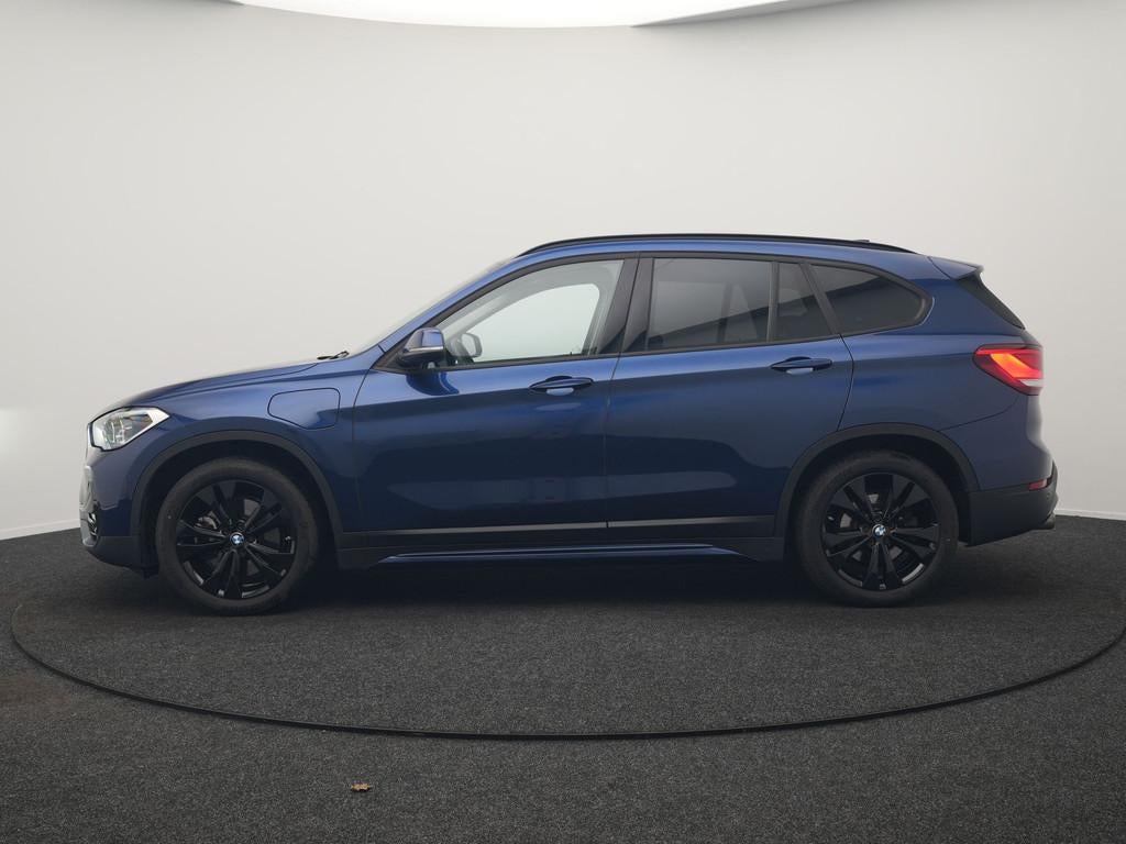 BMW X1 xDrive25e Sportline PHEV 221pk Dealer O.H. | Trekhaak, Auto's, BMW, Gebruikt, Blauw, Leder en Stof, Bedrijf