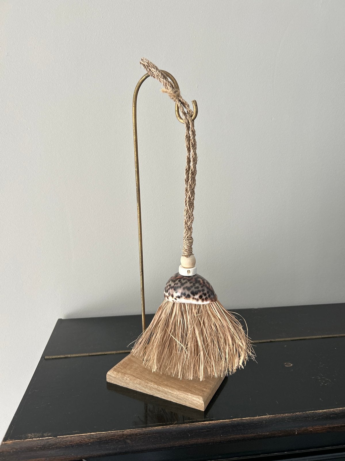 Decoratieve mini bezem met schelp en standaard, Ophalen, Meerkleurig, Boho, Zo goed als nieuw