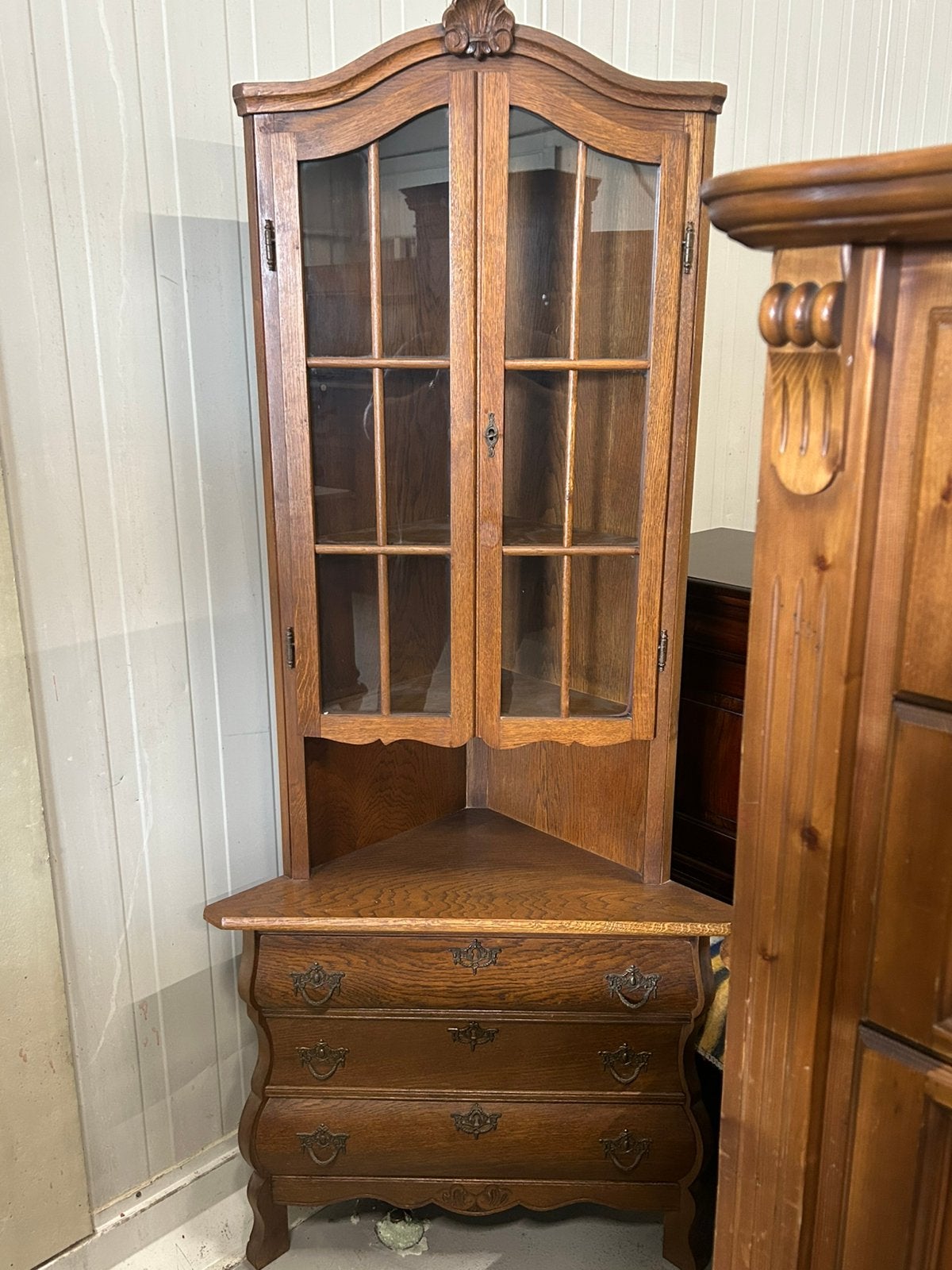 Eiken hoek vitrine kast, Ophalen, Zo goed als nieuw, 25 tot 50 cm, 50 tot 100 cm