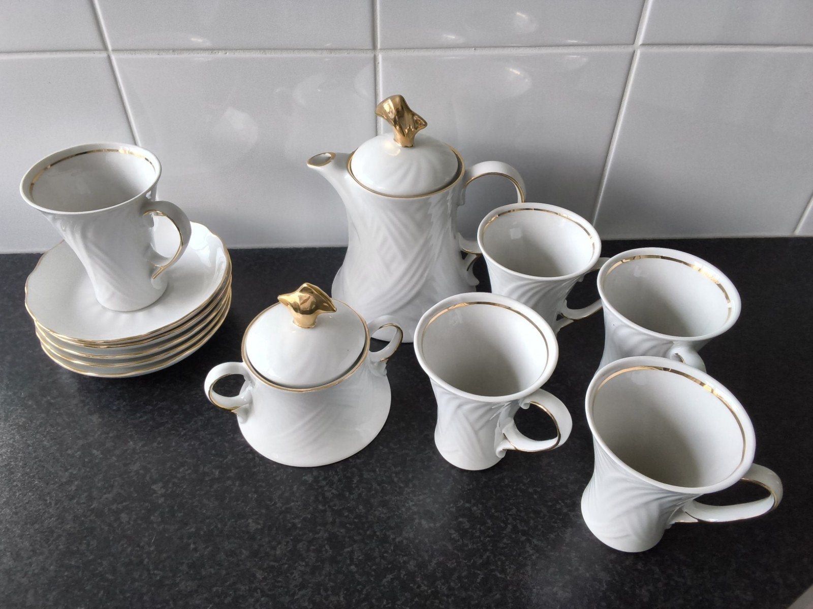 byzonder theeservies met gouden accenten, Ophalen of Verzenden, Zo goed als nieuw, Overige stijlen, Kop(pen) en/of Schotel(s)