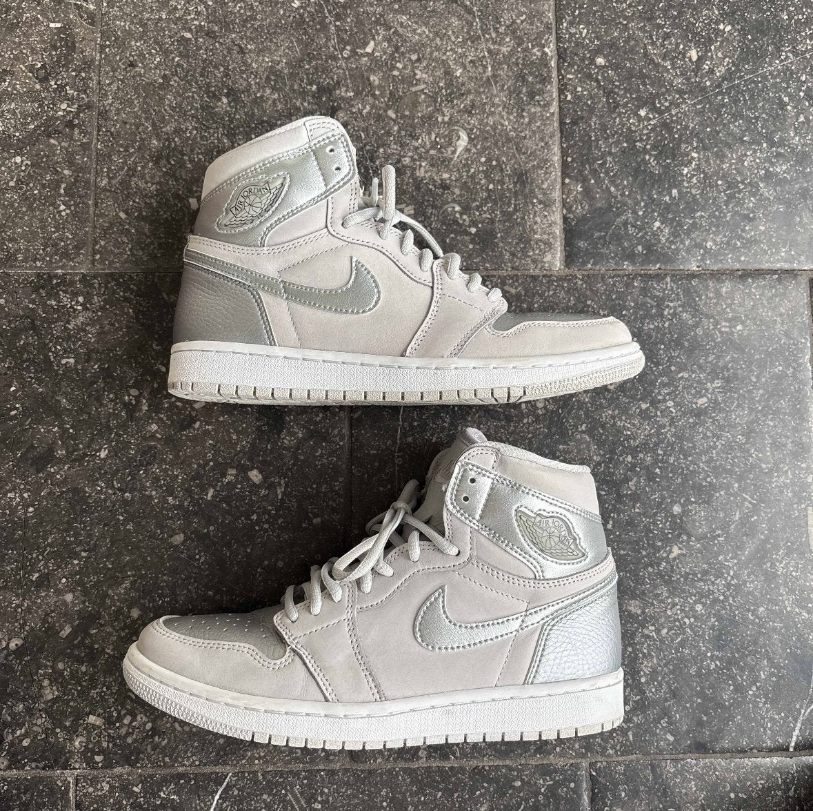 Nike Air Jordan 1 Mid Light Smoke Grey - Maat 40,5, Kleding | Dames, Ophalen of Verzenden, Grijs, Sneakers of Gympen, Zo goed als nieuw