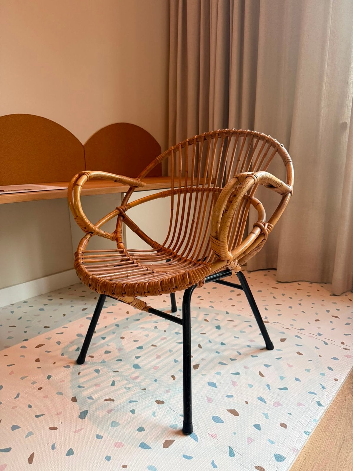 Rotan kinderstoel - hip&lounge, Kinderen en Baby's, Kinderstoelen, Ophalen, Gebruikt, Overige typen, Aanschuifbaar