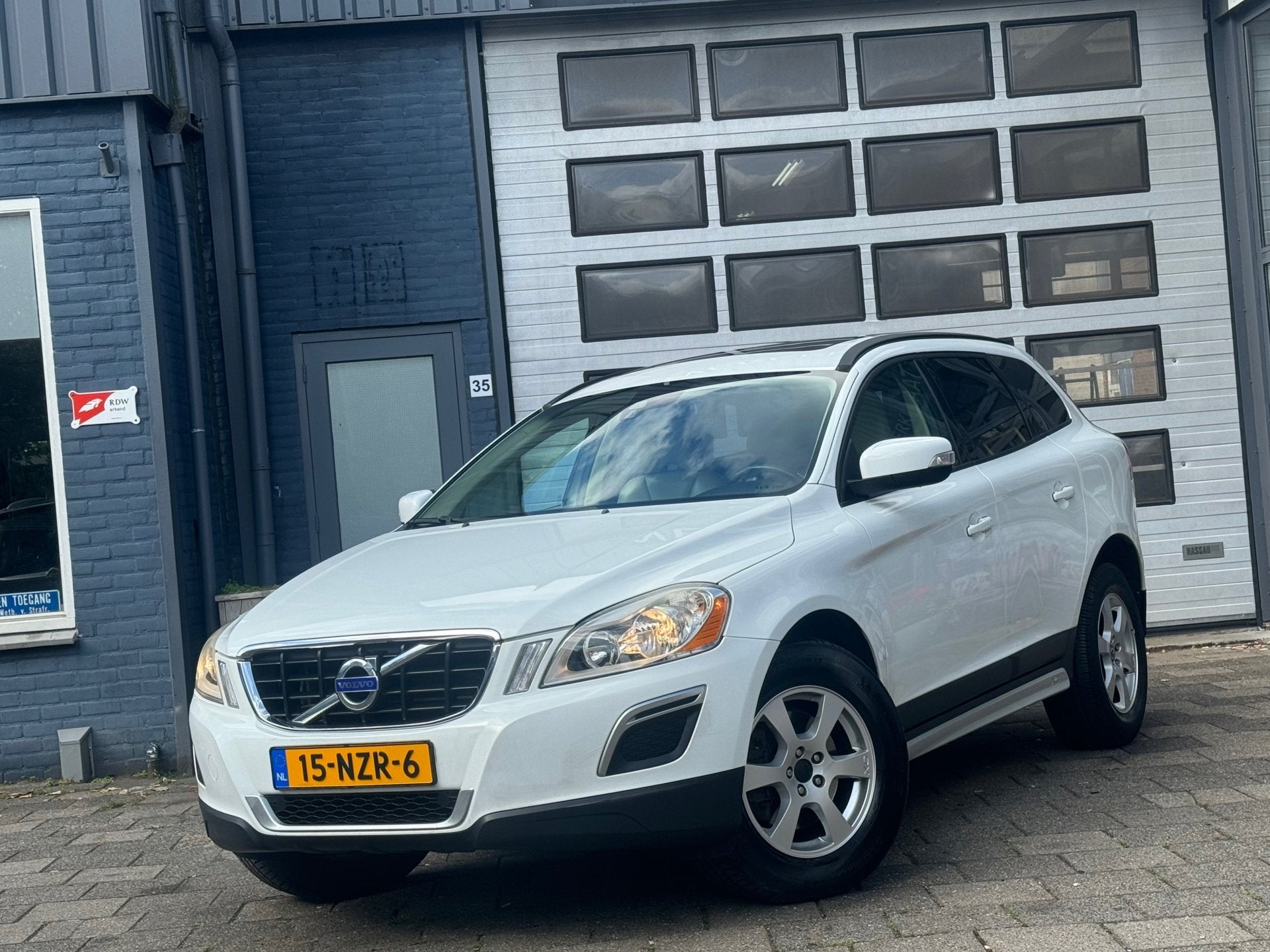 Volvo XC60 2.0T Kinetic | Clima | Cruise | Navi | Pano | Aut, Euro 5, 4 cilinders, Wit, Origineel Nederlands