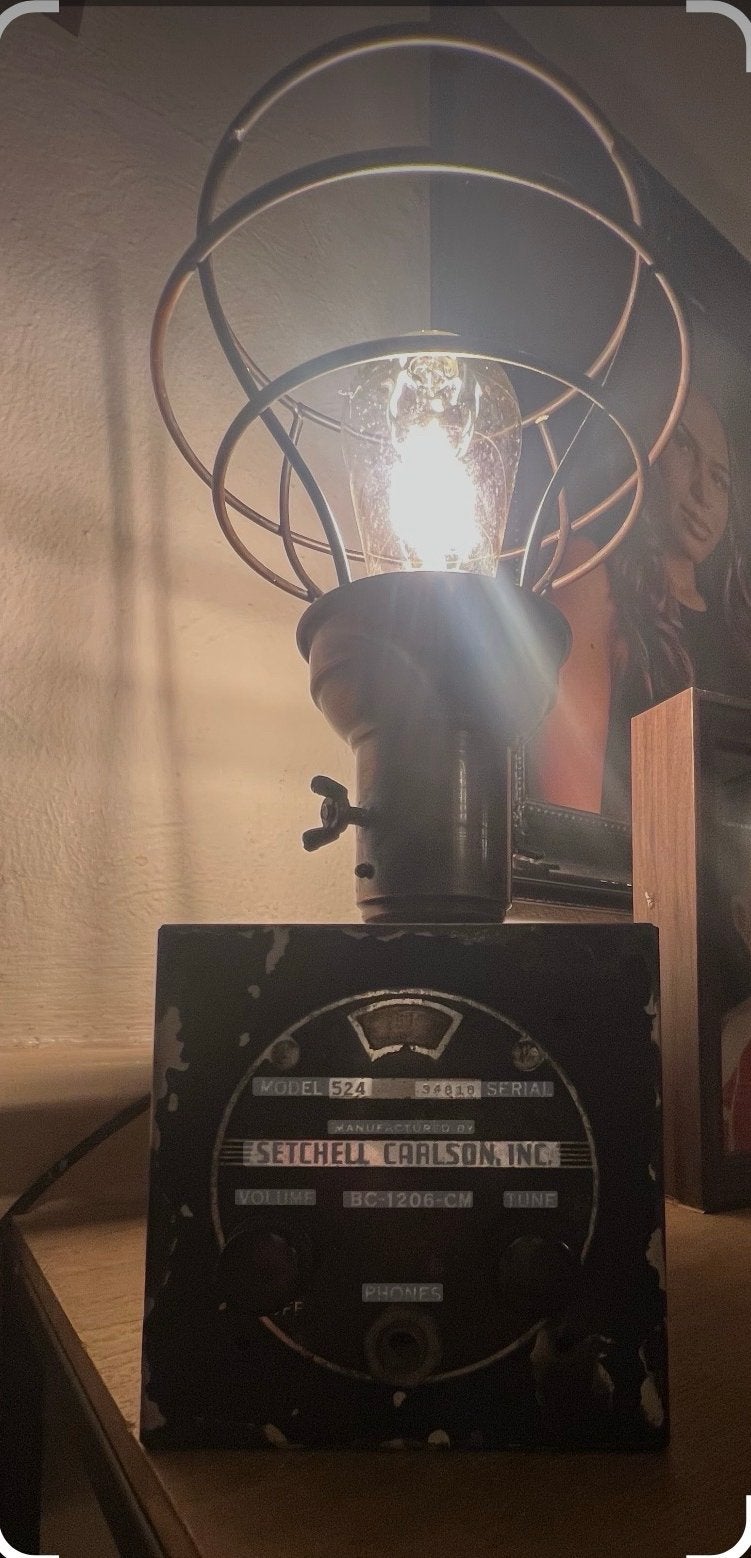 Unieke lamp Upcycled Tafellamp: WOII Beacon Receiver, Ophalen