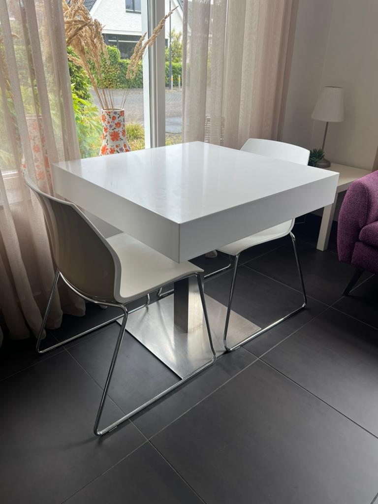 Modern wit tafeltje met metalen/rvs onderstel, Ophalen, Vierkant, Tot twee personen, 50 tot 100 cm