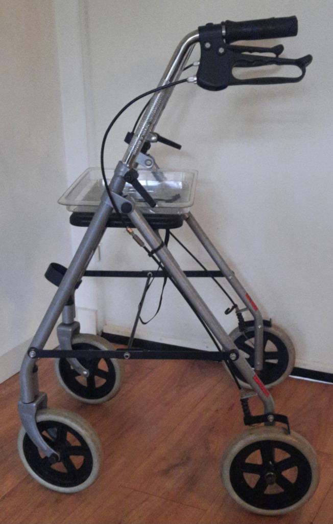 Rollator merk: Drive + Afneembaar dienblad ( 8.5 kg ), Ophalen of Verzenden, Opvouwbaar, Zo goed als nieuw
