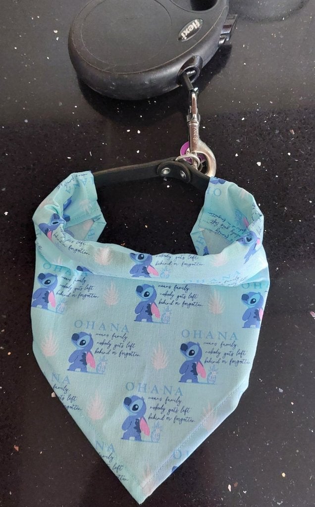 Nieuw- Stitch honden bandana / honden sjaaltje, Dieren en Toebehoren, Ophalen of Verzenden, Nieuw