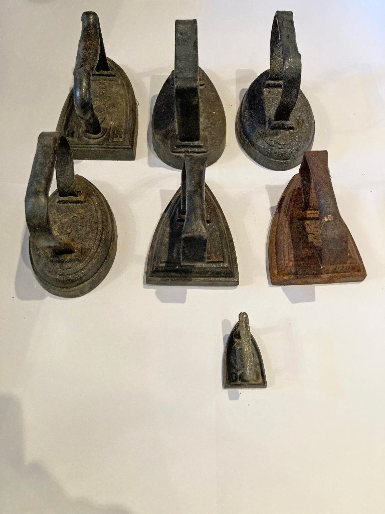 Zes antieke strijkijzers + 1x antiek kinderstrijkijzertje, Antiek en Kunst, Ophalen