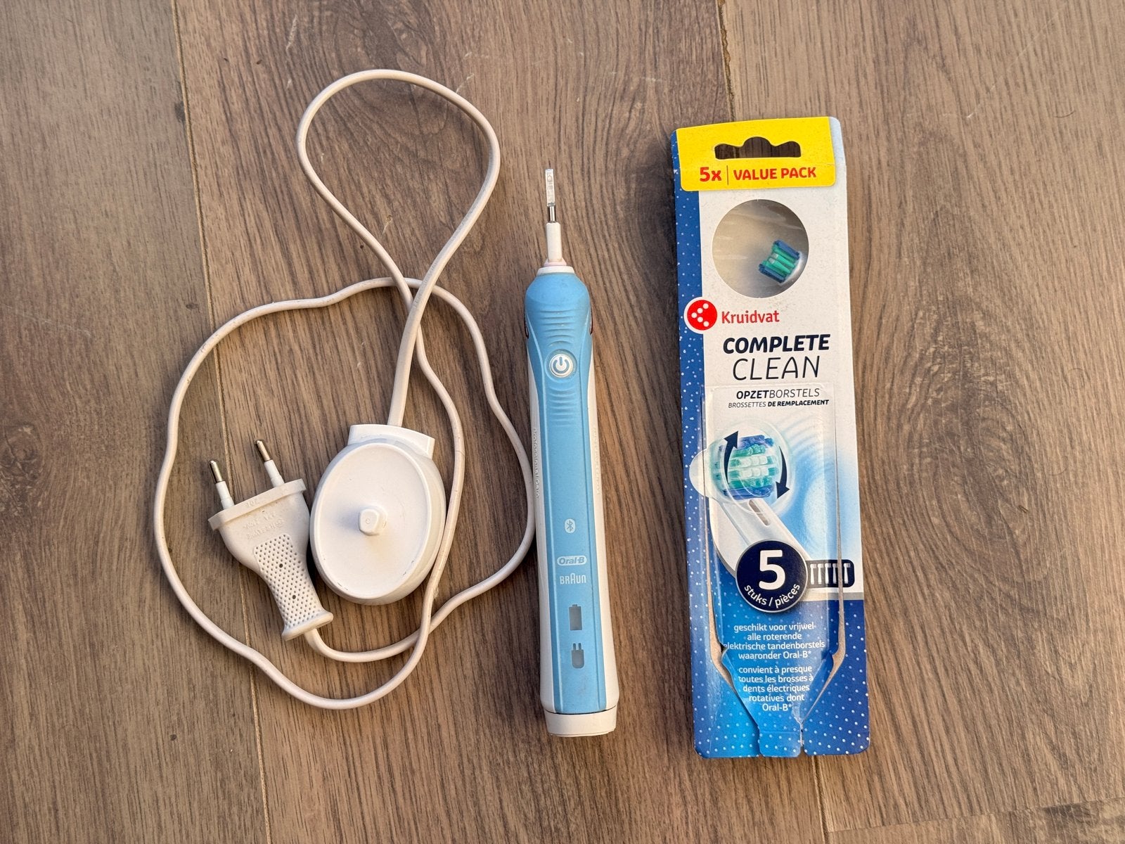 Oral-B elektrische tandenborstel met oplader en opzetborstel, Ophalen of Verzenden, Gebruikt, Mondverzorging